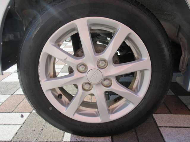 【純正アルミホイール】です！車両デザインに合わせてホイールをデザインしているため、見た目にもカッコイイアルミホイール♪洗車もラクチンで錆びません。