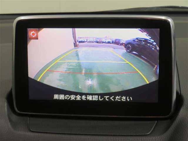 車両後方の映像を映すバックモニター。進路を確認しながら安全に車庫入れできます。