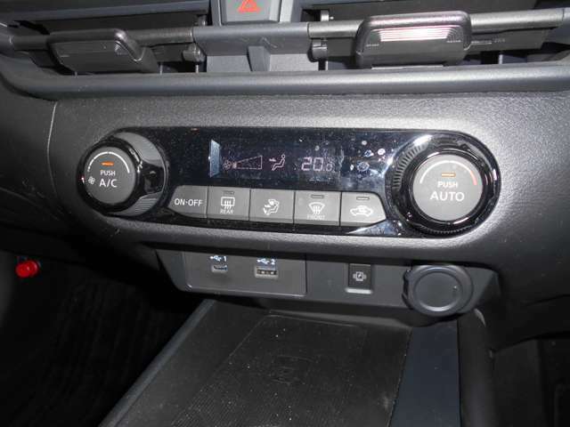 温度を設定するだけで、車内を快適にしてくれるオートエアコン付き。