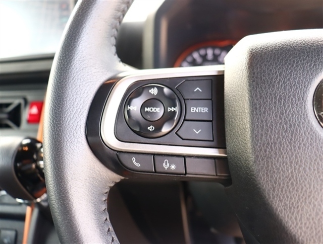 『1台』のお車に対して、3名体制で日々議論を重ね仕入れを行っております。