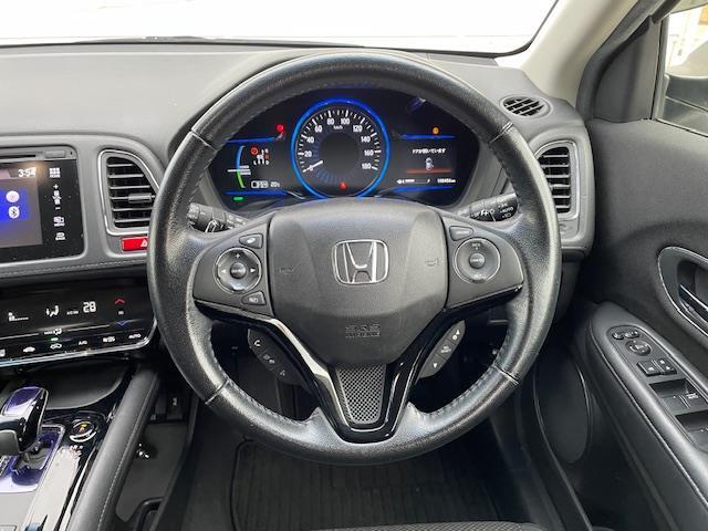 【ステアリング】軽い力で扱いやすいハンドルです。