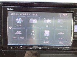 純正メモリーナビを装着しております。AM、FM、CD、DVD再生、Bluetooth、フルセグTV、CD録音がご使用いただけます。初めて訪れた場所でも安心ですね！