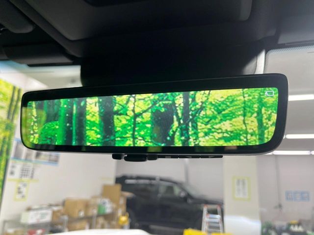 【デジタルインナーミラー】後席の大きな荷物や同乗者で後方が確認しづらい時でも安心！カメラが撮影した車両後方の映像をルームミラー内に表示。クリアな視界で状況の確認が可能です！
