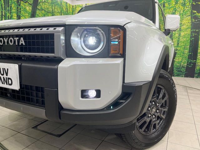 【LEDヘッドライト】悪天候や夜間走行時も良好な視界を確保し安心して運転できる高輝度LEDヘッドライトを装備！点灯速度が早く、消費電力も抑えられています。