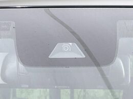 【ホンダセンシング】走行中に前方の車両等を認識し、衝突しそうな時は警報とブレーキで衝突回避と被害軽減をアシスト。より安全にドライブをお楽しみいただけます。