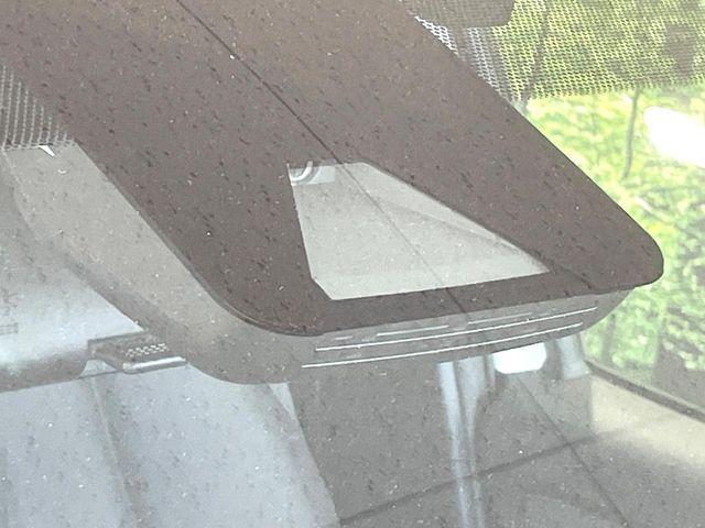 【トヨタセーフティセンス】走行中に前方の車両等を認識し、衝突しそうな時は警報とブレーキで衝突回避と被害軽減をアシスト。より安全にドライブをお楽しみいただけます。