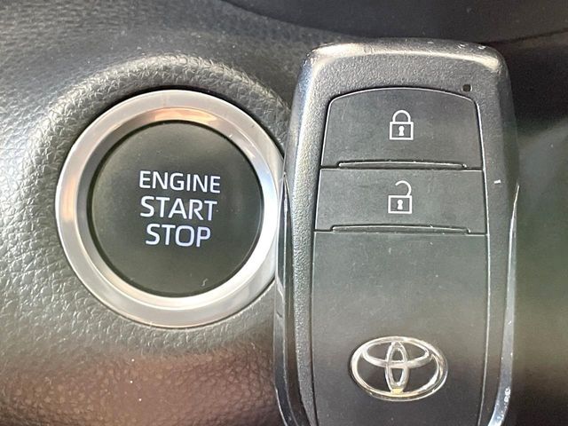 【スマートキー】カバンやポケットに入れたままでもドアの施錠・解錠が可能なスマートキーを装備。エンジンのオン・オフ時もカギを取り出す必要が無いからとっても便利です♪