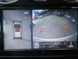 お車を上から見下ろしたような視点で駐車できる便利なアラウンドビューモニターも装備しています！