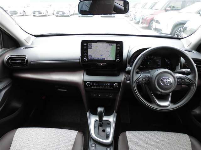 【運転席・インパネまわり】　ハンドル・シート・フロアーなど隅々までプロによるクリーニング済み☆彡キレイな車内でドライブが一層快適にお楽しみいただけます！！