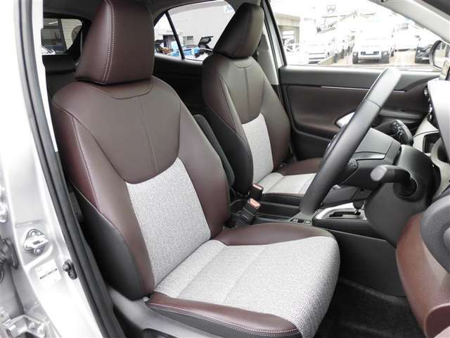 【内装】ヤリスクロスの車内です♪もちろん、フロアマットもついてますよ～！
