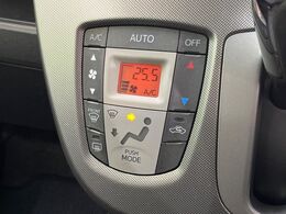 【オートエアコン】一度お好みの温度に設定すれば、車内の温度を検知し風量や温度を自動で調整。暑い…寒い…と何度もスイッチ操作をする必要はありません。快適な車内空間には必須の機能ですね♪