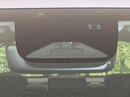 【ホンダセンシング】走行中に前方の車両等を認識し、衝突しそうな時は警報とブレーキで衝突回避と被害軽減をアシスト。より安全にドライブをお楽しみいただけます。