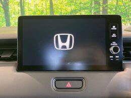 【純正ナビ】人気の純正ナビを装備しております。ナビの使いやすさはもちろん、オーディオ機能も充実！キャンプや旅行はもちろん、通勤や買い物など普段のドライブも楽しくなるはず♪