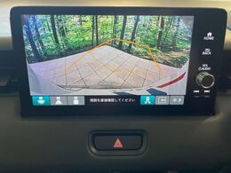 【バックカメラ】駐車時に後方がリアルタイム映像で確認できます。大型商業施設や立体駐車場での駐車時や、夜間のバック時に大活躍！運転スキルに関わらず、今や必須となった装備のひとつです！