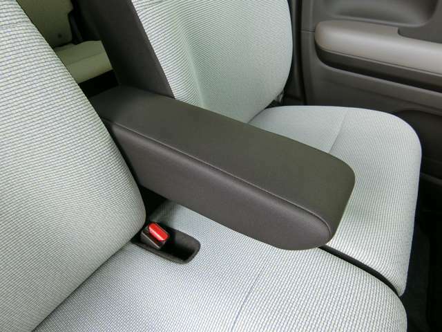座り心地をより快適にする、フロントシートアームレストを装備しています。