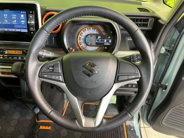 【純正革巻きステアリング】上質な革を使用することで、手にしっかり馴染みとても運転しやすいハンドルです♪