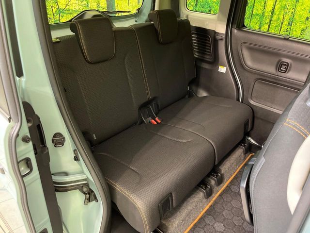 後部座席も気になるようなキズ・汚れやへたり等、大きなダメージはなく、良好な状態です。