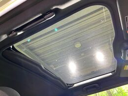 【ガラスルーフ】ガラスルーフ搭載で車内の解放感が一気にアップ！開放的なドライブをお楽しみいただけます。