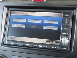 ナビゲーションは純正HDDナビが装着されております。AM、FM、CD、DVD再生、音楽録音再生がご使用いただけます。初めて訪れた場所でも道に迷わず安心ですね！