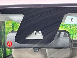 【スマートアシスト】走行中に前方の車両等を認識し、衝突しそうな時は警報とブレーキで衝突回避と被害軽減をアシスト。より安全にドライブをお楽しみいただけます。
