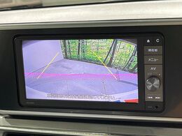 【バックカメラ】駐車時に後方がリアルタイム映像で確認できます。大型商業施設や立体駐車場での駐車時や、夜間のバック時に大活躍！運転スキルに関わらず、今や必須となった装備のひとつです！