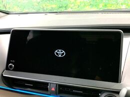 【12.3インチワイドナビ】高級感とインパクトのある大型ワイドナビを装備。各種オーディオ操作はもちろん、横長ワイド画面でのマップ2分割表示など、利便性も高いナビです♪
