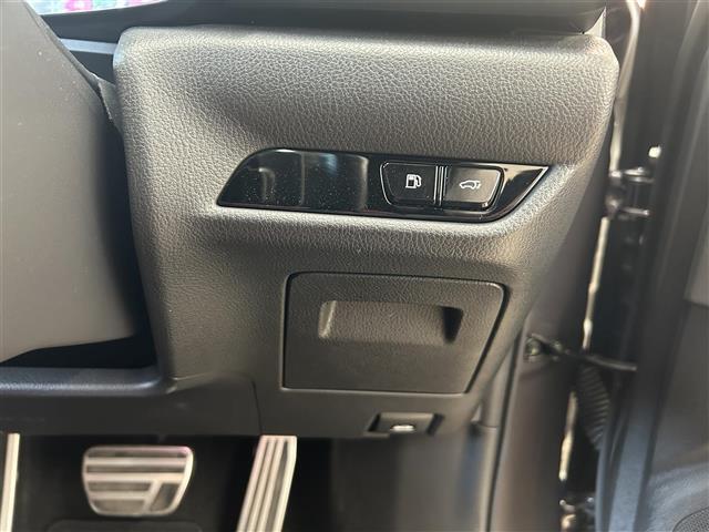 気になる車はすぐにお問い合わせください！画面右側の0066から始まる無料ダイヤルからお問い合わせ下さい！専門スタッフがお車のご質問にお答えいたします！