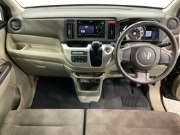 車内は光触媒抗菌消臭施工済です。スタイリッシュなデザインで暖かみのあるインパネ周りを演出します。グローブボックスやカップホルダーのほかにトレーなどたくさんの収納スペースが装備されています。