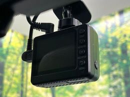 【ドライブレコーダー】安心・安全なカーライフに必須のドライブレコーダーを装備！走行中はもちろん、あおり運転や事故に遭遇した際の状況も映像で記録し、万一のリスクに備えます。