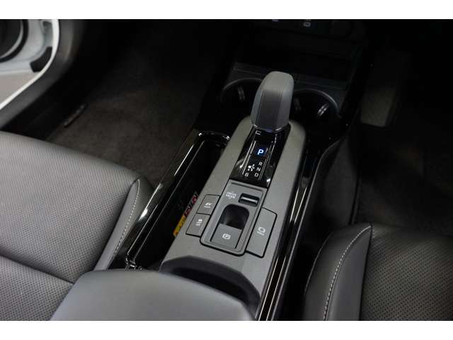 ワイヤレス充電器装備◎スマートフォンを置くだけで充電が可能です。ケーブルをつなぐ煩わしさがありません！ちょっとした移動の間に置くだけで充電できます！（ワイヤレス充電に対応のスマートフォンに限ります。）