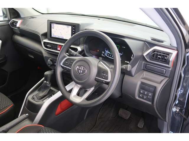 【運転席＆助手席】シートは黒を基調にしたスタイリッシュなデザインです。クリーニング済みですので清潔感があり気持ち良く乗っていただけます♪