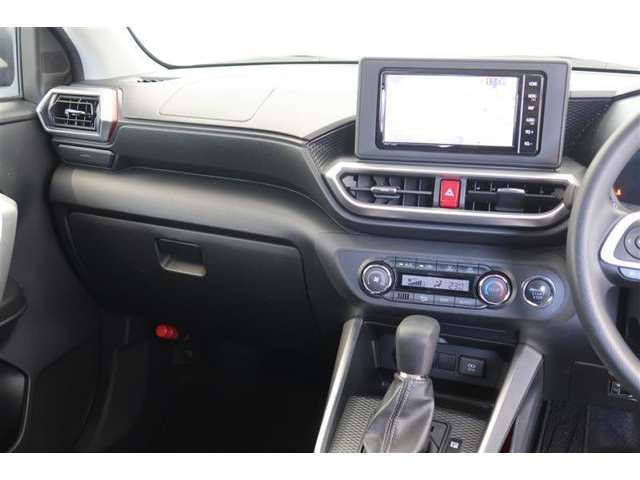 【まるまるクリーニング】内装工程では、中古車を気持ちよくお乗りいただけるよう清掃しております。シートの洗浄はもちろん、ニオイの元となるフロアカーペットまで洗浄・消臭を実施。