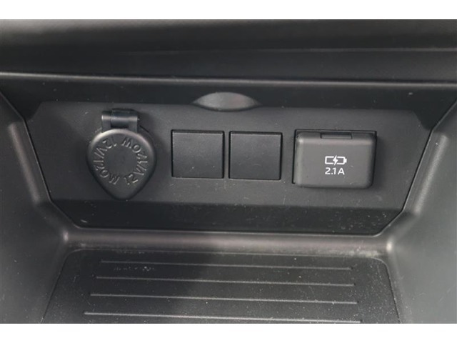 【アクセサリーソケット】12Vのカー用品等の電源供給が可能です。