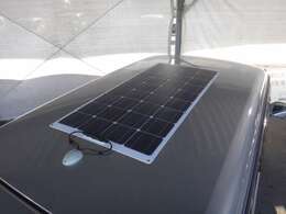 120Wソーラーパネル、走行充電と併用し、太陽の力で無駄なく充電できます。