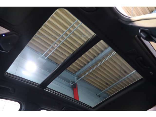 天井一面がガラスになっており、車内に開放感をもたらします。換気も効率良く出来ます。