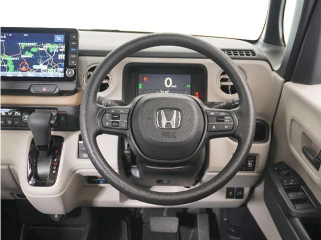 【Honda SENSING】 カメラ等装置で精度の高い検知能力を発揮、安全運転を支援します。ステアリング上のコントローラーに注目！