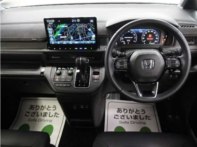 とても握りやすいステアリング！運転手の気持ちがそのまま伝わるかのような反応をしてくれます！小物入れや各ボタンの配置にこだわり、とても使いやすいです ！視認性も良好なのでロングドライブもお任せ下さい！