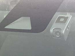 【トヨタセーフティセンス】走行中に前方の車両等を認識し、衝突しそうな時は警報とブレーキで衝突回避と被害軽減をアシスト。より安全にドライブをお楽しみいただけます。
