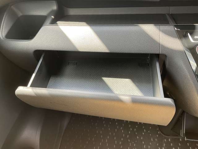 助手席前のダッシュボードに小物スペースがありますので財布や携帯電話を置いたりととても便利です！！