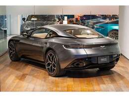 アストンマーティン特有のリアフェンダーは曲線美を見事に具現化しております。