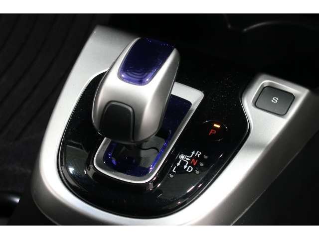 扱いやすい位置に配置されたフロアオートマチックです☆CVTを採用で滑らかでスムーズな走りが楽しめますよ♪