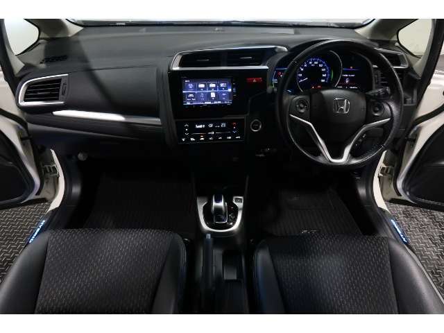 ドライバーを包み込むように、ディスプレーやスイッチ、コンソールを配置。座った瞬間から運転への期待が！空間そのものの心地よさにこだわっています。