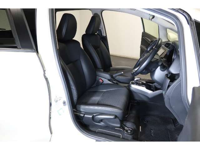 すわり心地の良い運転席・助手席です。長時間のドライブの疲れ軽減に貢献します。どうぞ快適なドライブを♪