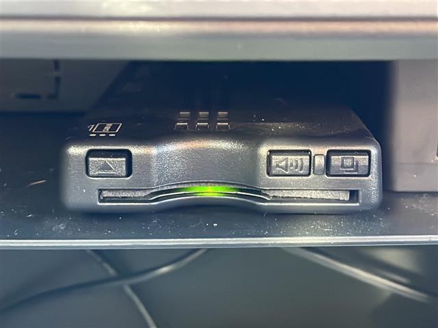 【ETC】有料道路を利用する際に料金所で停止することなく通過できる、ETC車載器（ノンストップ自動料金収受システム機器）が装備されています。セットアップを行うことで利用可能になります。