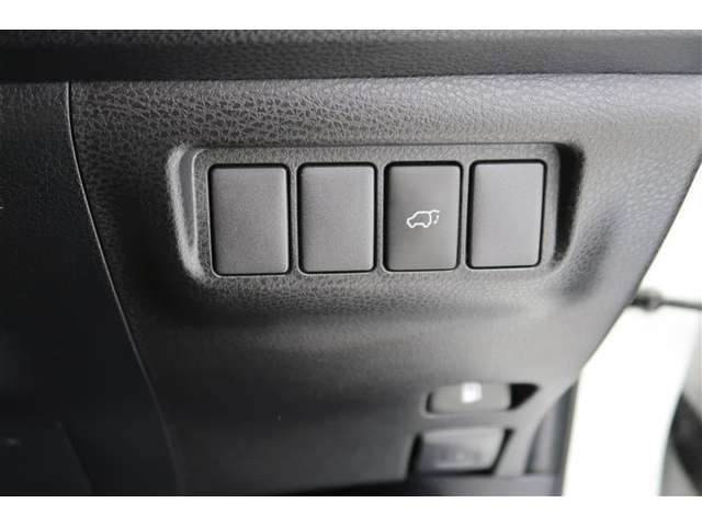 【パワーバックドア】車内に設置したスイッチやパワーバックドアのスイッチを押すことで、リアゲートの開閉が自動！！