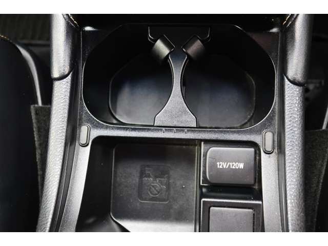 【カップホルダー】缶ジュースやペットボトルなどを置いたり、ちょっとした小物入れにもなります。