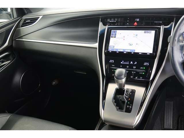 【まるまるクリーニング】内装工程では、中古車を気持ちよくお乗りいただけるよう清掃しております。シートの洗浄はもちろん、ニオイの元となるフロアカーペットまで洗浄・消臭を実施。