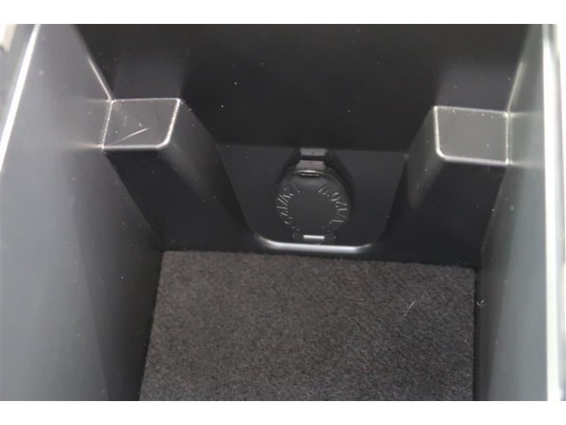 【アクセサリーソケット】12Vのカー用品等の電源供給が可能です。