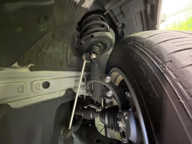 お車を安心してお乗りいただく為には、足回りの定期点検が欠かせません。サービスサポート（有償保証）では無料点検もご提供しており、安心のカーライフをお過ごしいただけるサポート体制が整っています。