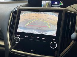 【バックカメラ】駐車時に後方がリアルタイム映像で確認できます。大型商業施設や立体駐車場での駐車時や、夜間のバック時に大活躍！運転スキルに関わらず、今や必須となった装備のひとつです！